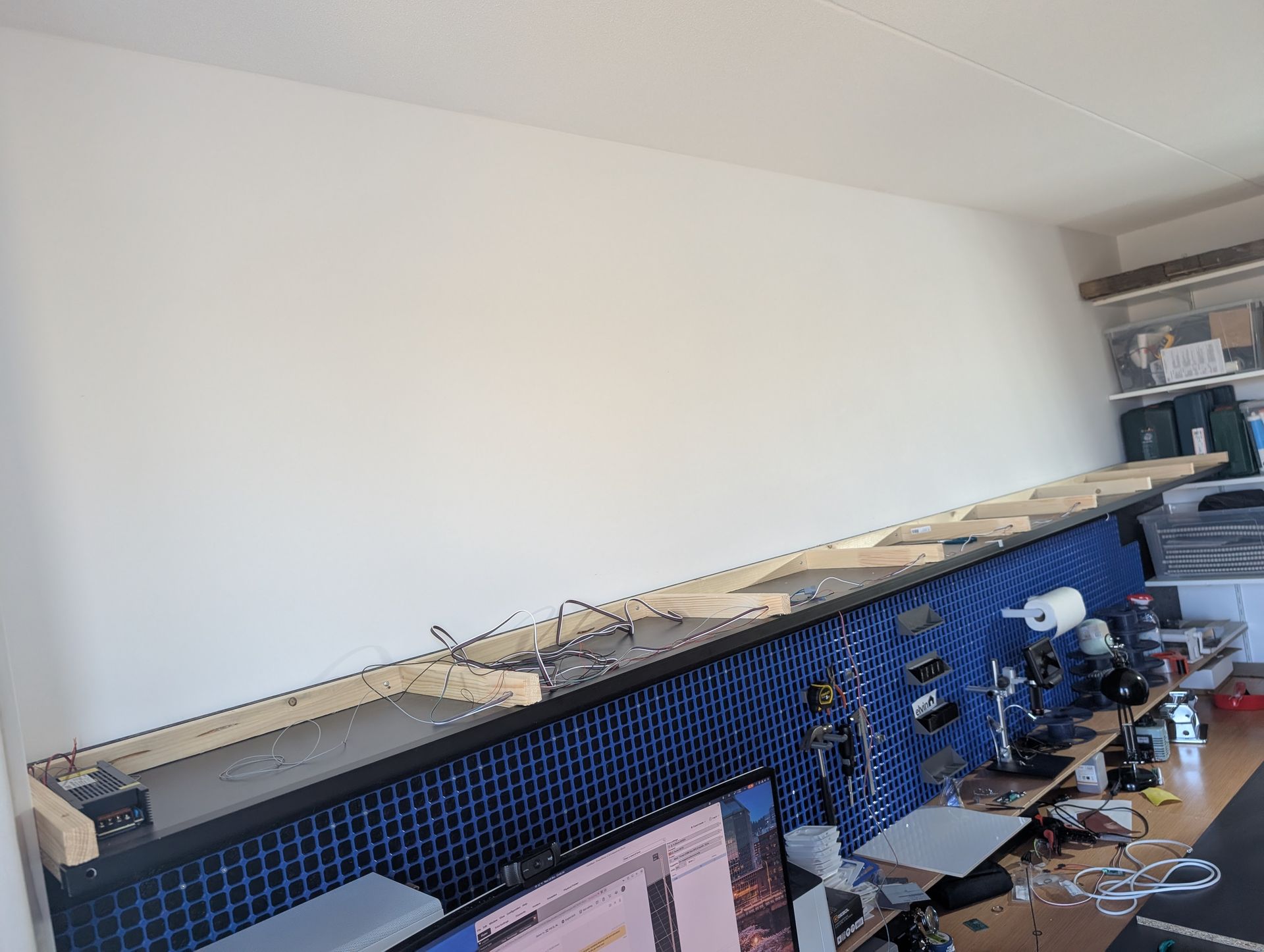 The internals of the floating shelf